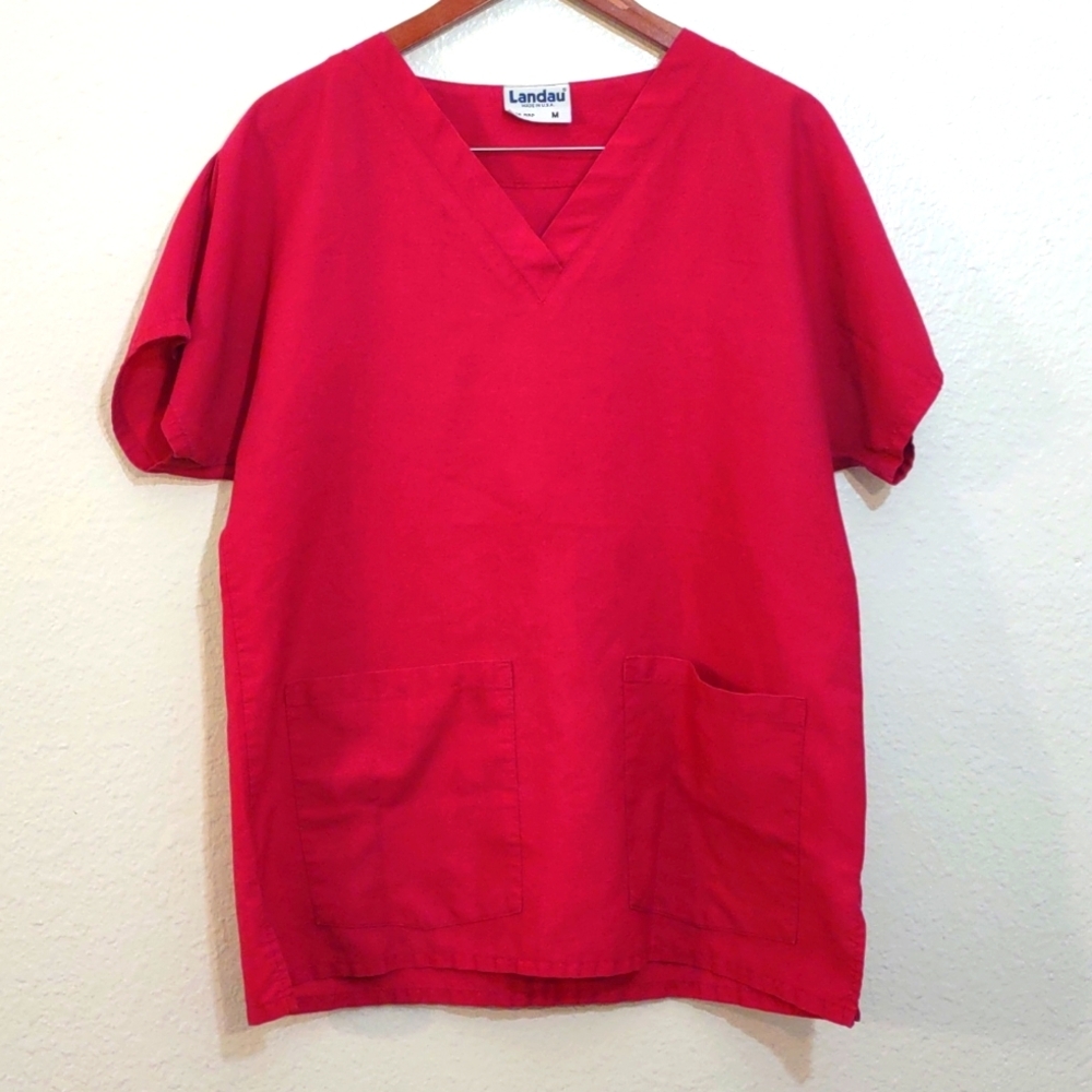 SLIGHTLY USED LANDAU TOP SCRUB COLOR PINKY PURPLE SIZE M
